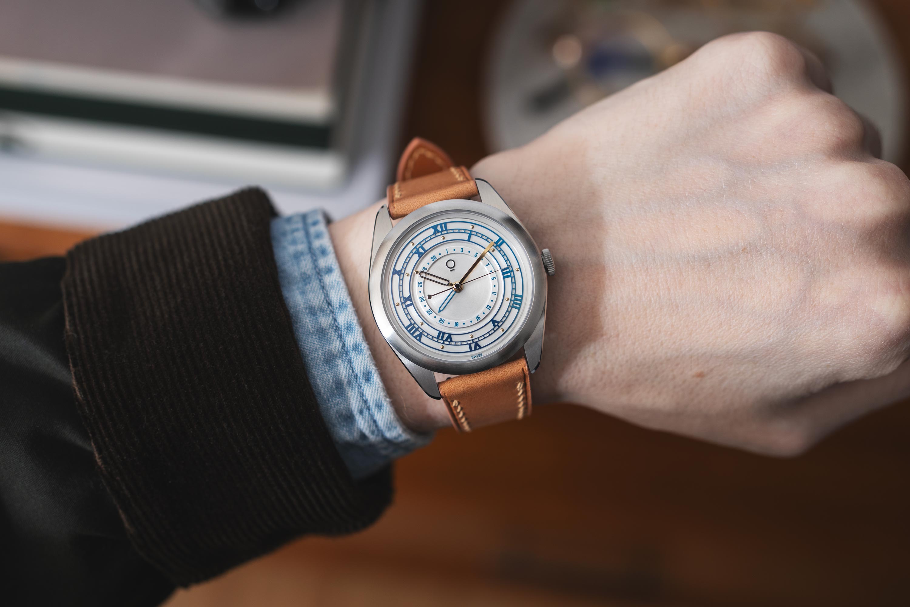 Coriolis Pointer Date - Skyline Silver